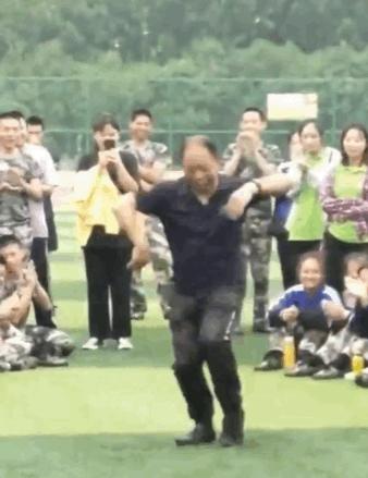 搞笑超市gif,超市减价的搞笑视频