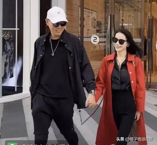 租别墅炫富网红夫妻,宝马秀恩爱