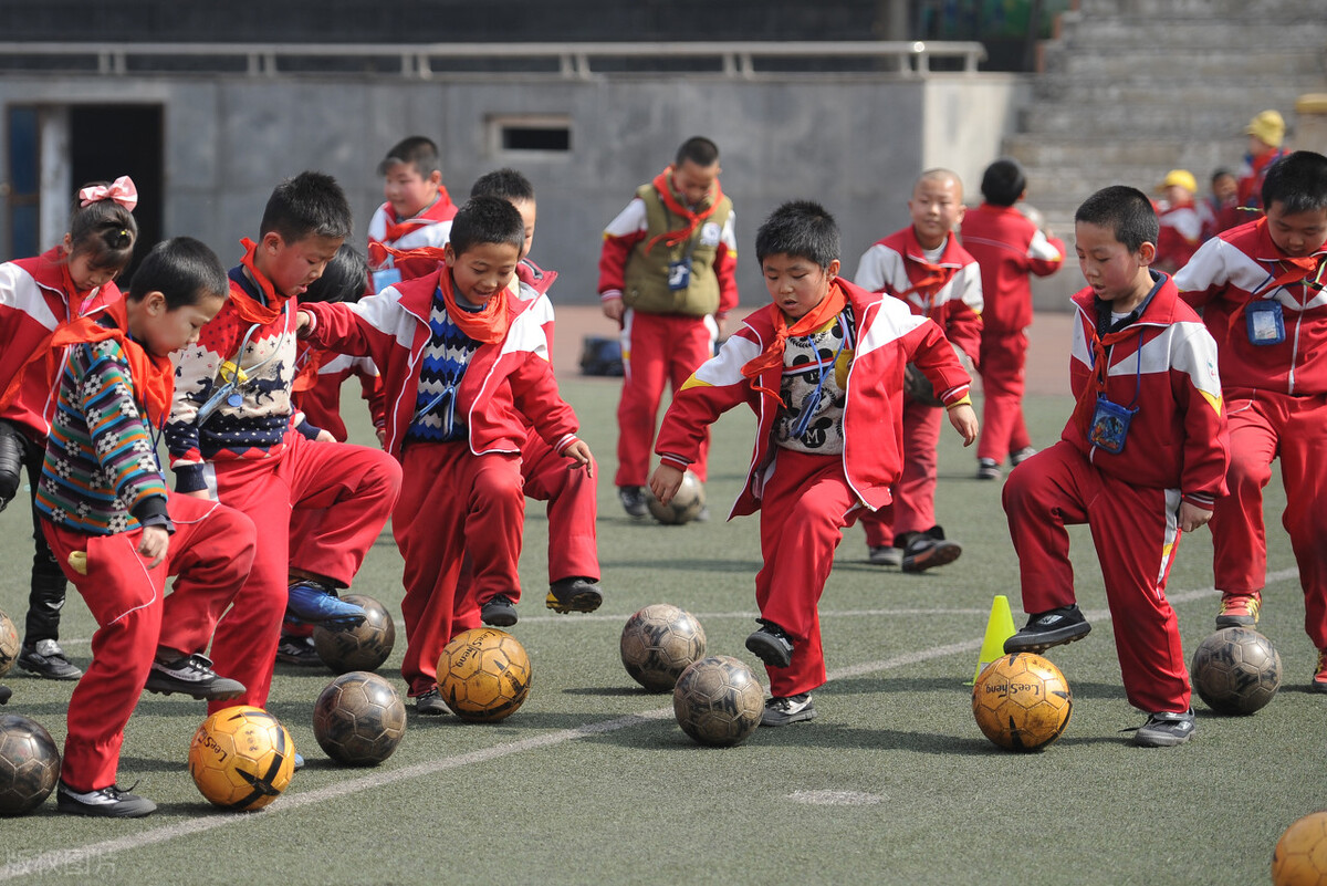 为什么外国教练来指导中国队,为什么外国教练带不动足球