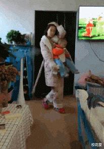 电梯里的妹子通常咋启齿搭讪比力好啊？哈哈