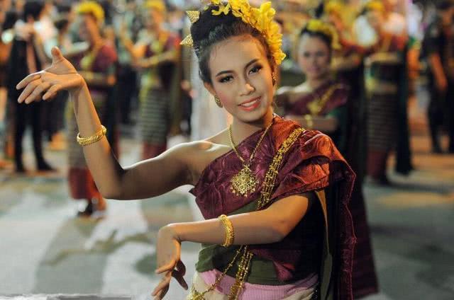 泰国自由行最怕搭讪到“人造娘”?教你几招分辨人妖和真正女生