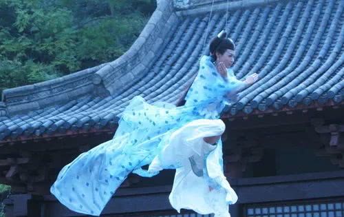 都姓杨，看这谜之相似的脸，她真不是Angelababy姐姐？