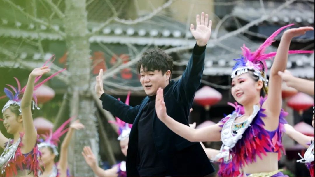 明星“镇长”如何执政?“老男孩”肖央丹寨挖宝