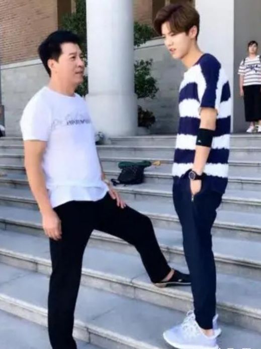 鹿晗粉丝怒怼视频,鹿晗机场粉丝大喊关晓彤