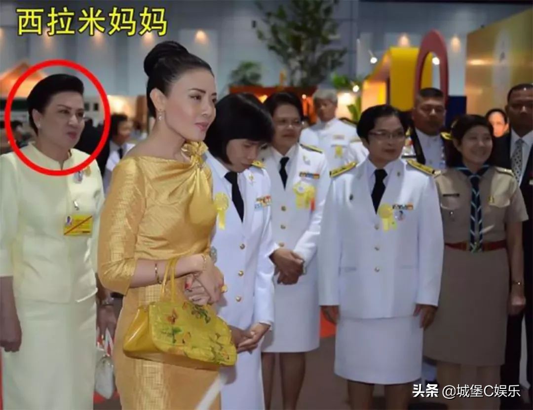 玛哈笑看新生儿，双手紧握吸乳器，西拉米手挎名牌包眼睛笑眯了缝