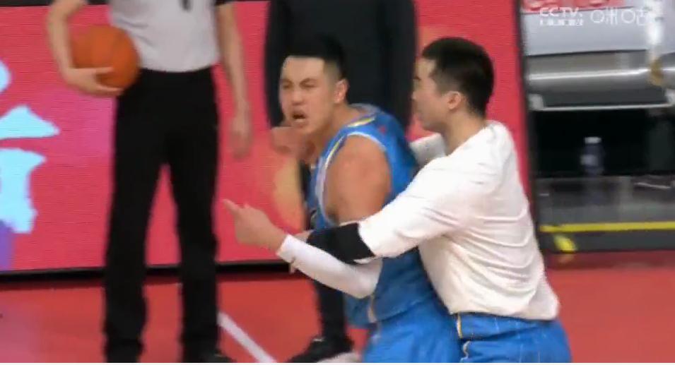 北京队不满判罚离场球员视角,北京首钢不满裁判罚退赛结局