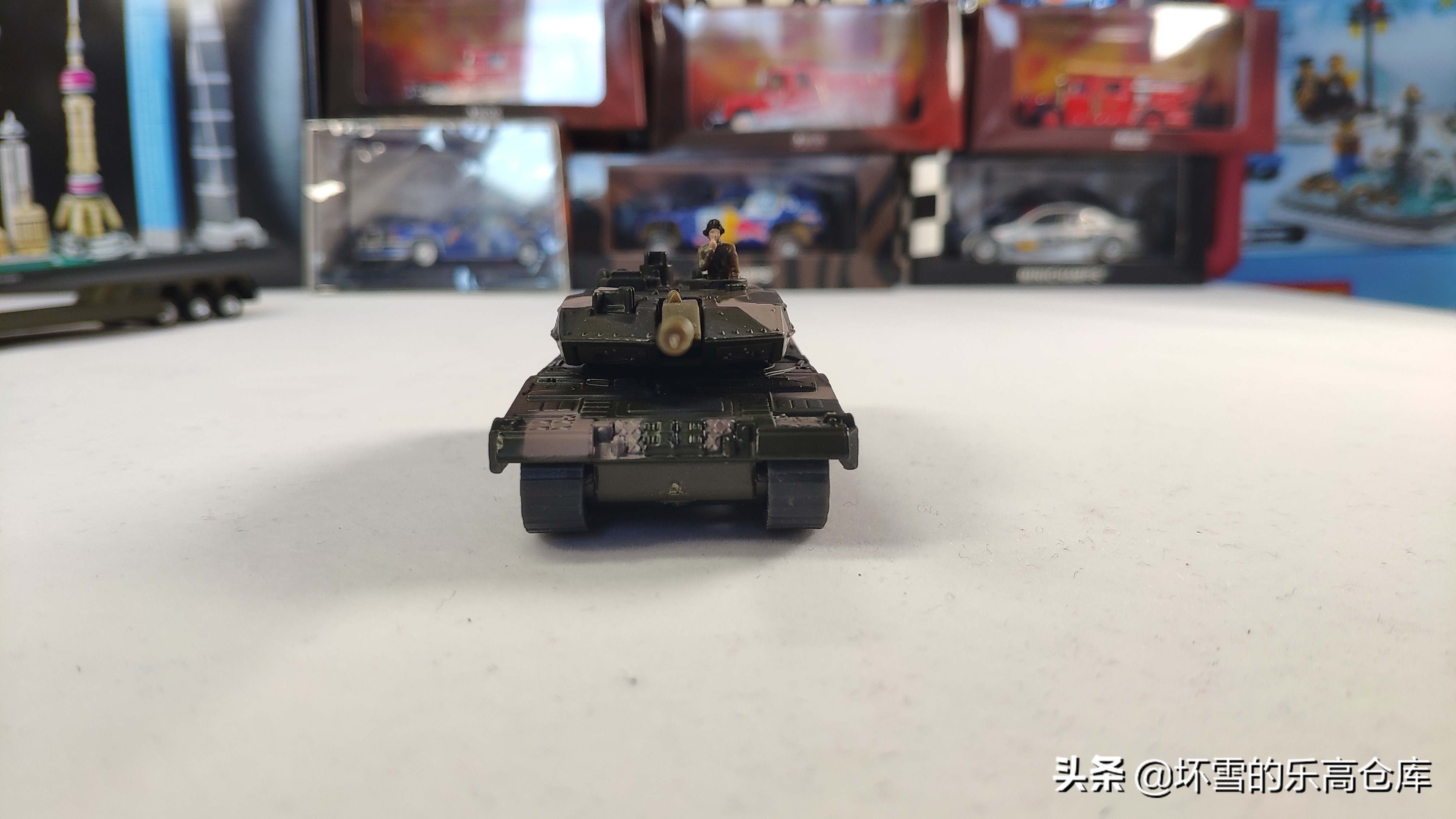 用HO比例车模运输钢铁洪流：SIKU模型豹2坦克运输卡车