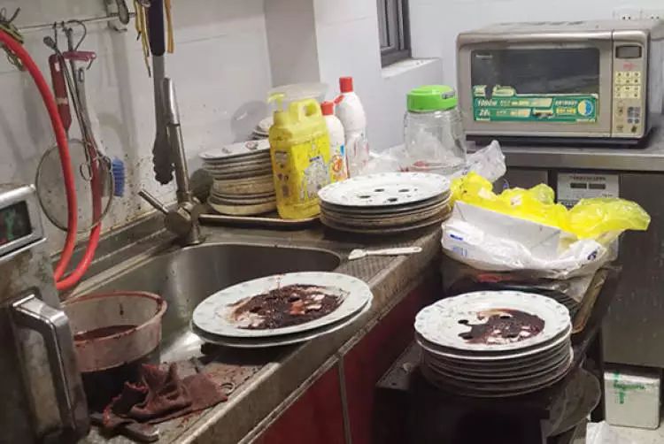 厨房全是油污,整个厨房特别脏