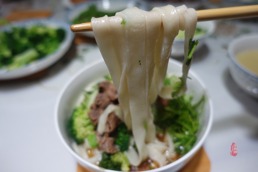 香气四溢的牛肉面，让家人吃得好舒服，自己擀的面条也是关键