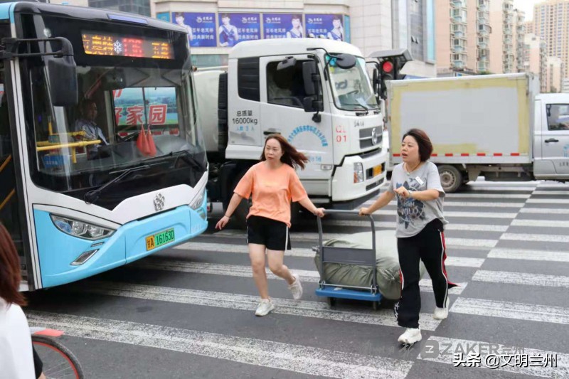 交警整治不礼让行人行人闯红灯,不文明交通违法行为之闯红灯篇