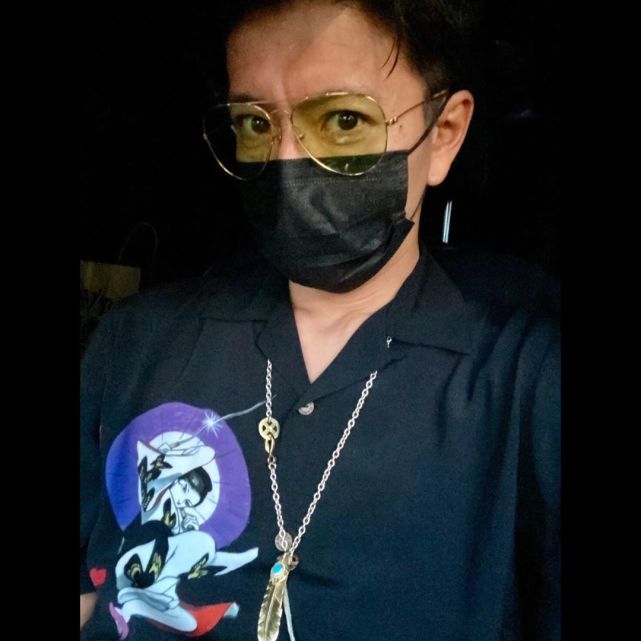 GD权志龙晒自拍，复古风骑车看画展，戴木村拓哉同款项链巨星标志