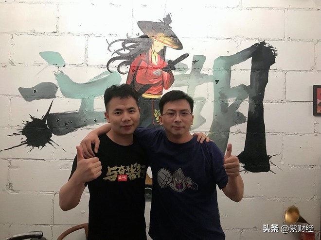 00后的小伙子卖衣服一年赚100万,2000年小伙卖衣服月入7百万