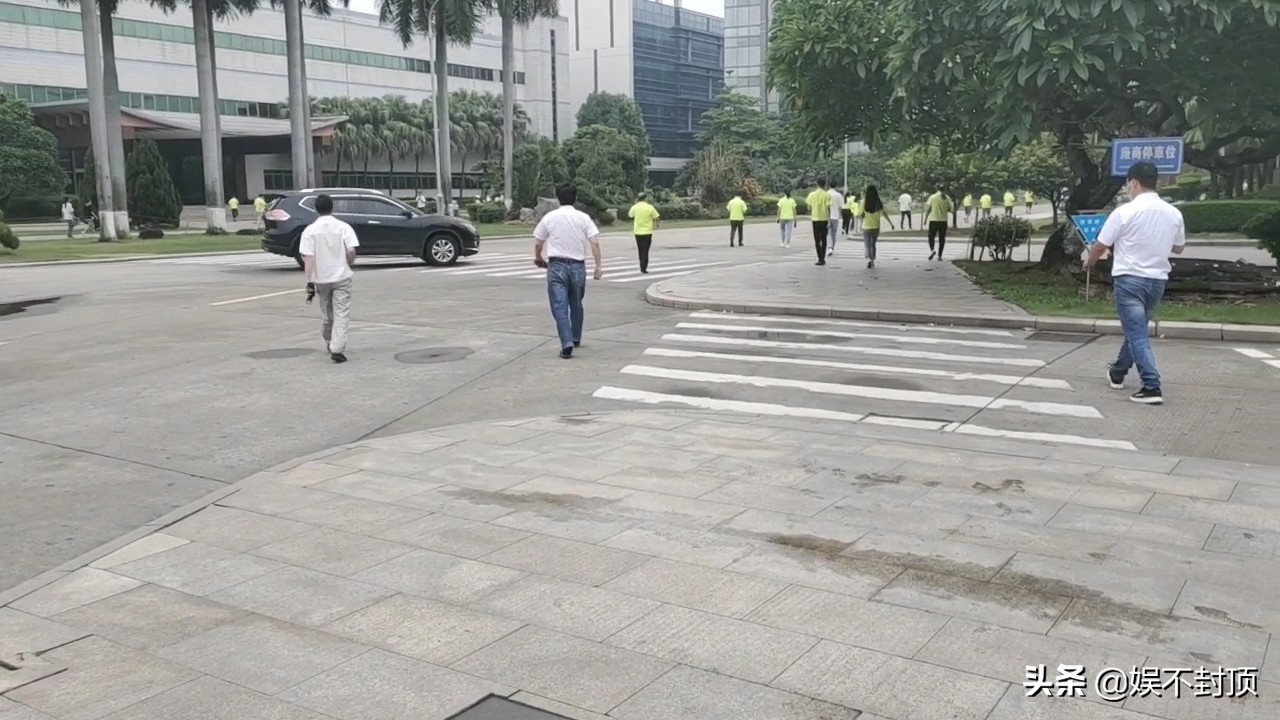 东莞石碣最大的电子厂，工厂变化到底有多大，员工都是这样去上班