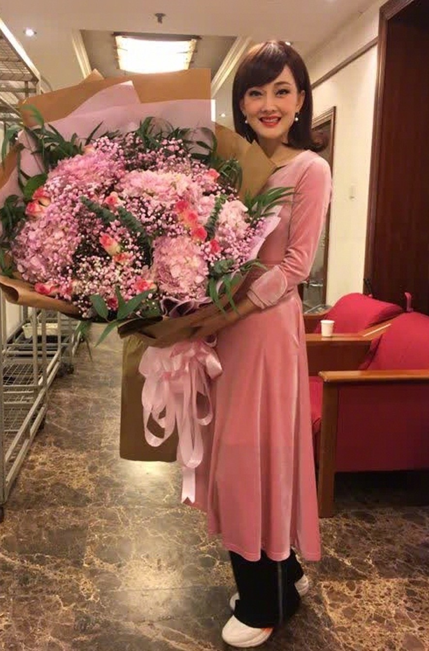 45岁牛莉出席活动大秀好身材,45岁牛莉素颜出行