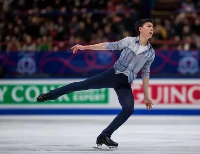 8岁滑冰夺冠视频,17岁短道速滑夺冠