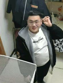 搞笑动图gif微信表情包2019,搞笑动图笑得肚子痛