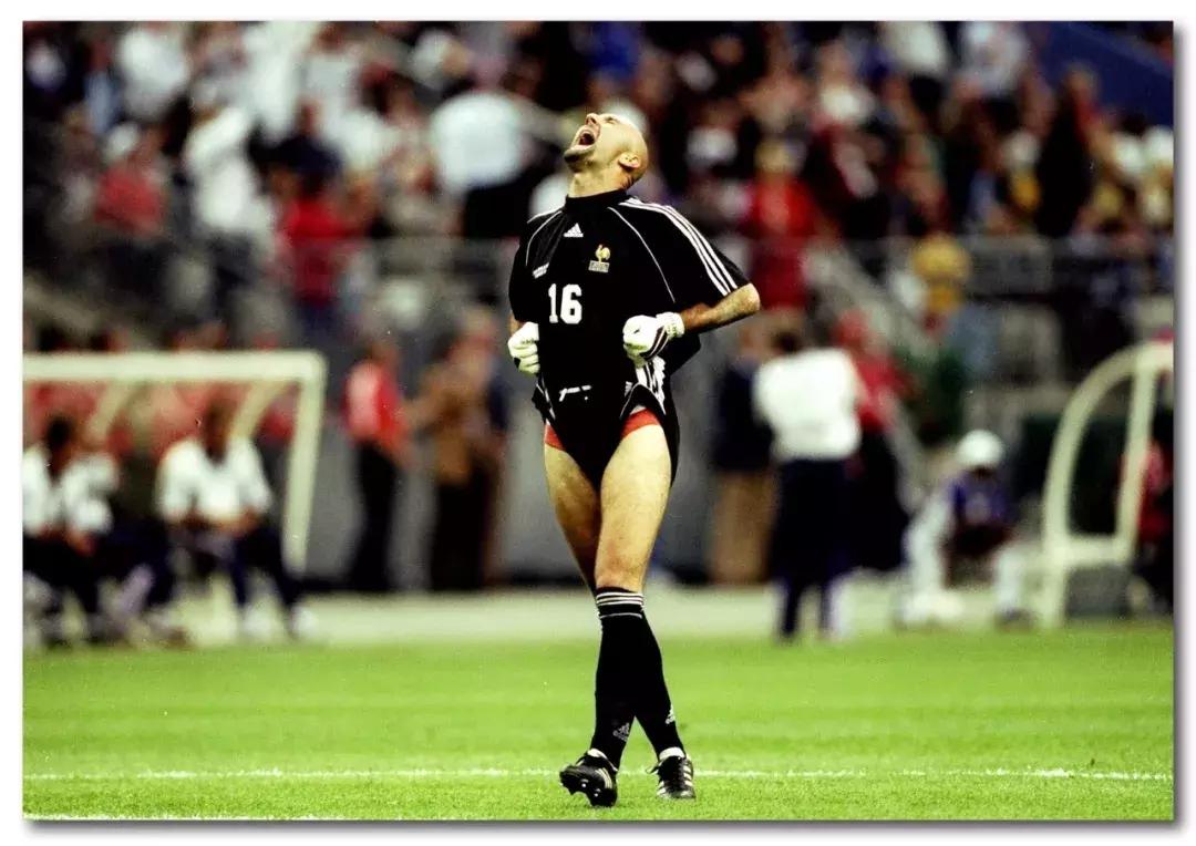 足球场上吐痰不怕滑铲弄到身上吗,足球场上吐痰不嫌脏吗