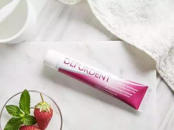 倪妮泳装露齿笑又迷倒一票人！湿法风格突然走火，牙白才敢这样玩