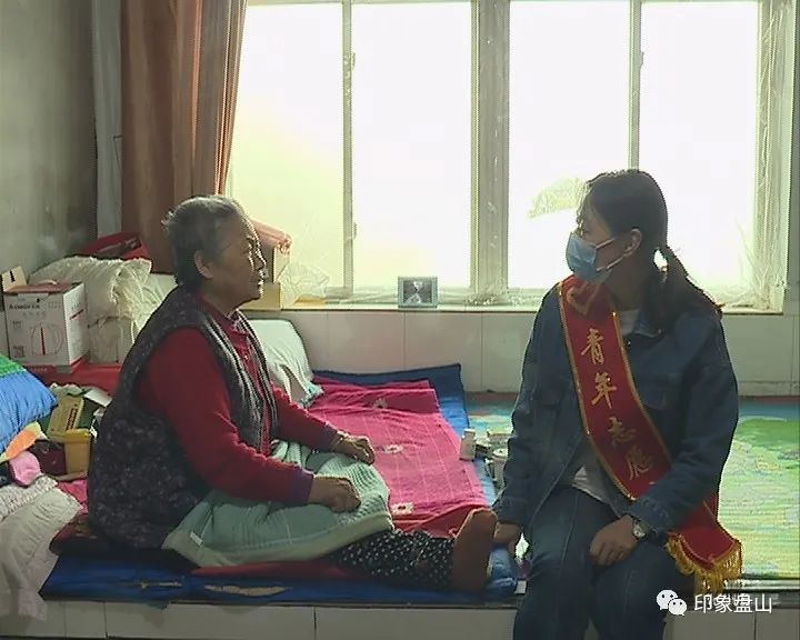 志愿者进乡村服务群众守初心 (志愿活动进农村为民服务暖人心)