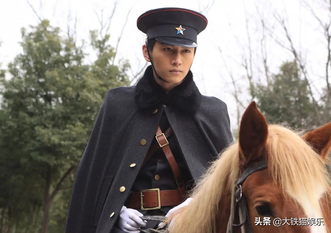 民国军装男神霸气出场,成毅帅气军装