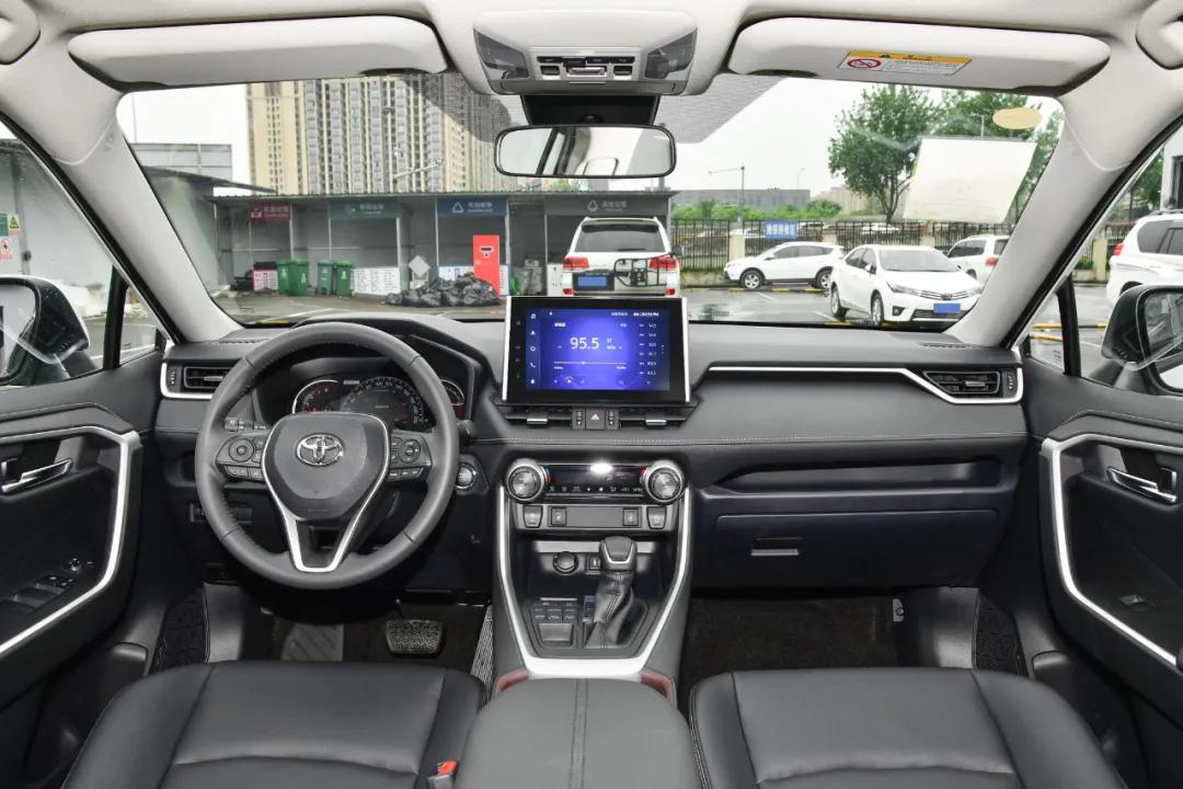 探店丨动力肉，内饰老，丰田荣放凭啥销量这么好？