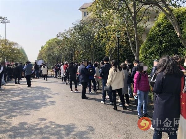 夜里排队抢房,戴口罩抢房