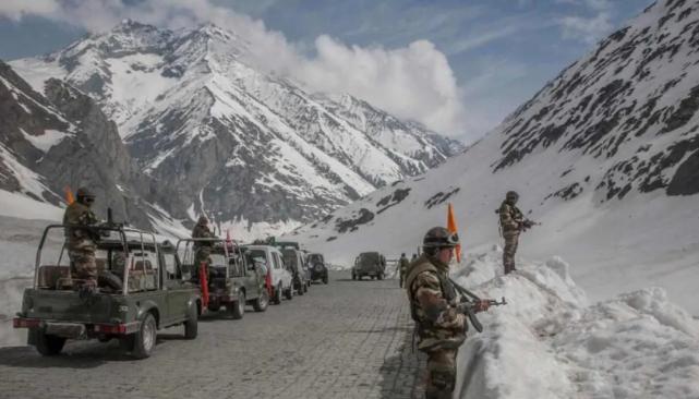 突发2件怪事：印军勒紧裤腰带买运输机，英舰艇穿航台海高调炫耀