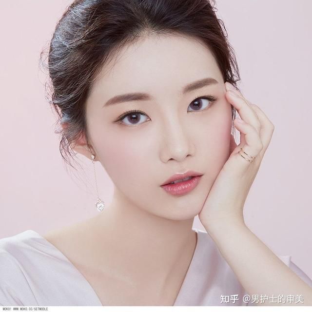 开扇形双眼皮上扬和下垂,做双眼皮后眼尾弧度有个拐弯