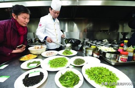 杭州西湖龙井虾仁好吃吗,杭州龙井虾仁怎么吃才正确