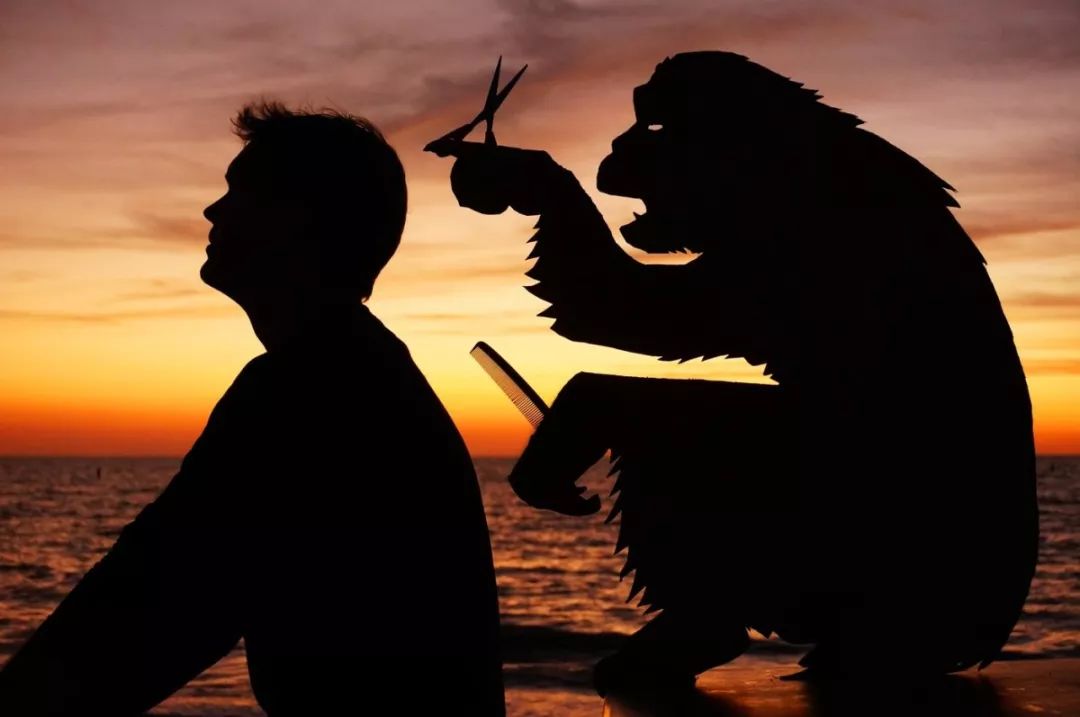 这个男人拍的漫画剪影，小孩看笑了，大人却哭了......