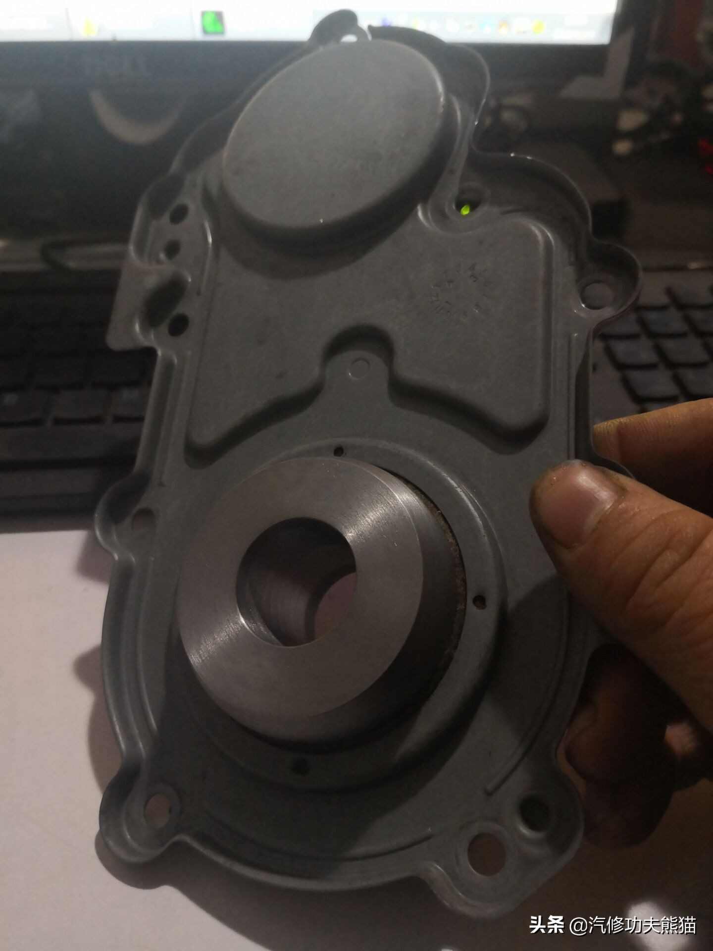 16款奥迪a6l2.5自吸发动机漏油,奥迪a6l2.4免拆烧机油处理靠谱吗