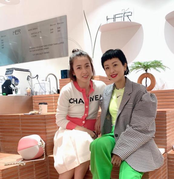 香港女首富甘比黑裙出席典礼,香港女首富甘比的成功