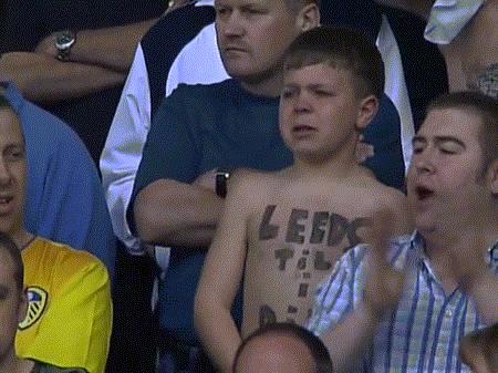 我们离百年俱乐部有多远？16年前利兹联降级时，球迷是这么做的