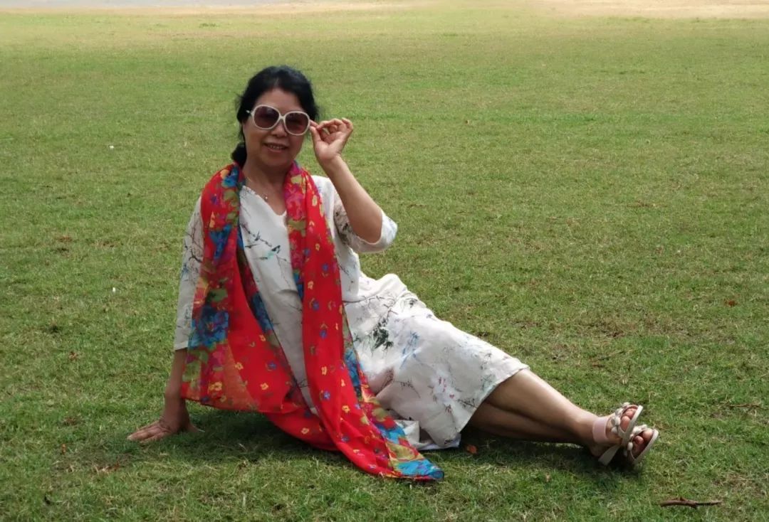 中国大妈旅游标配动作合集,中国大妈旅游拍摄姿势