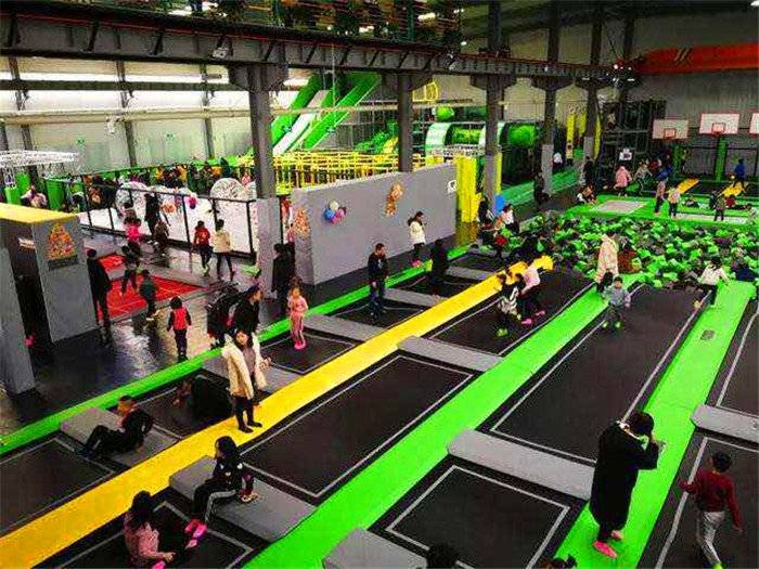 蹦床运动馆团购,阜阳人人汇运动蹦床馆