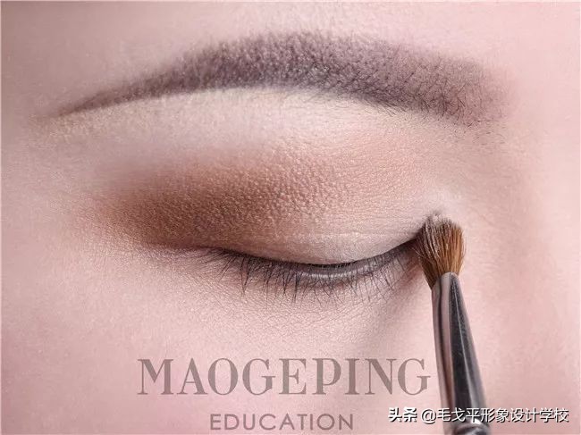 单眼皮不画眼线只画眼影好看吗,为何同样是单眼皮