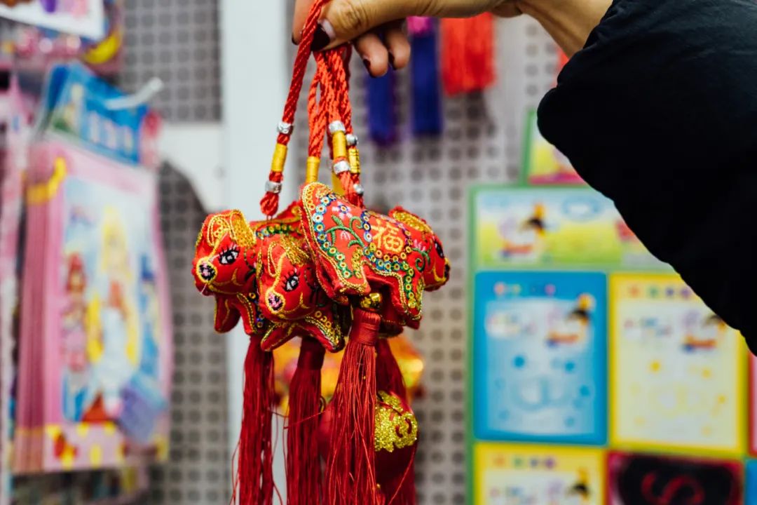 活着的两元店,2块钱能买啥?