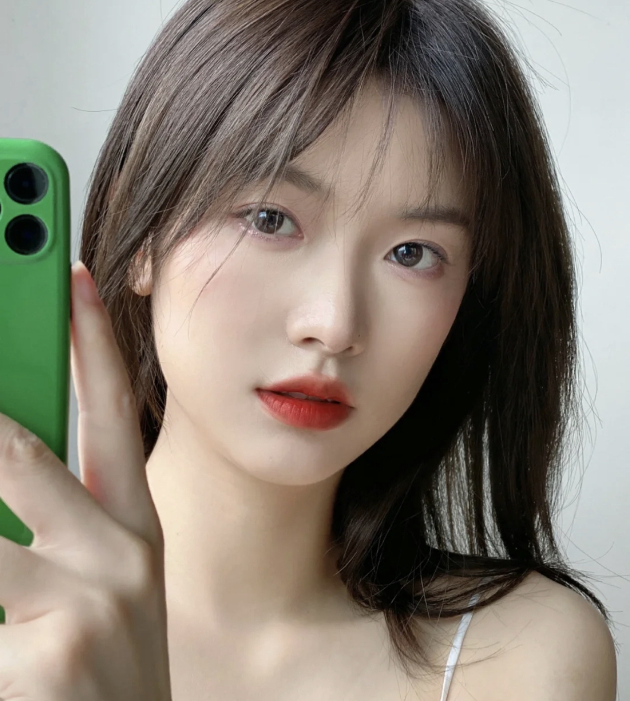 适合素颜又显白的正红色口红,最适合黄皮的10根红色系口红