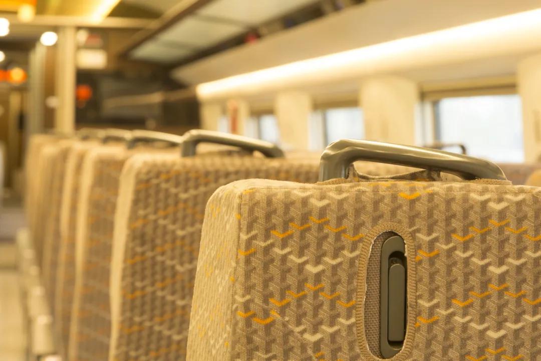 动车上有小桌板吗,动车上的小桌板怎么弄