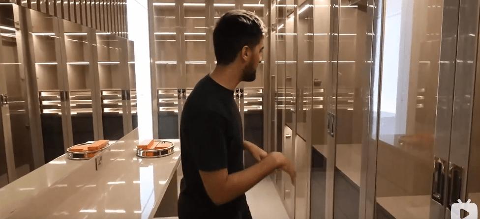 迪拜男子奋斗十年买下劳斯莱斯,迪拜小伙卖掉劳斯莱斯买法拉利