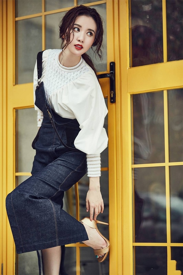 张萌这弹珠裙真是绝了，正面看太平淡，但转身时却让人脸红