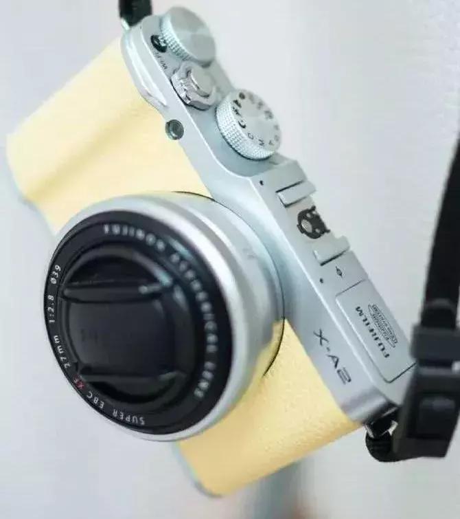 现在的成年人，总想在工作之外发生点别的关系