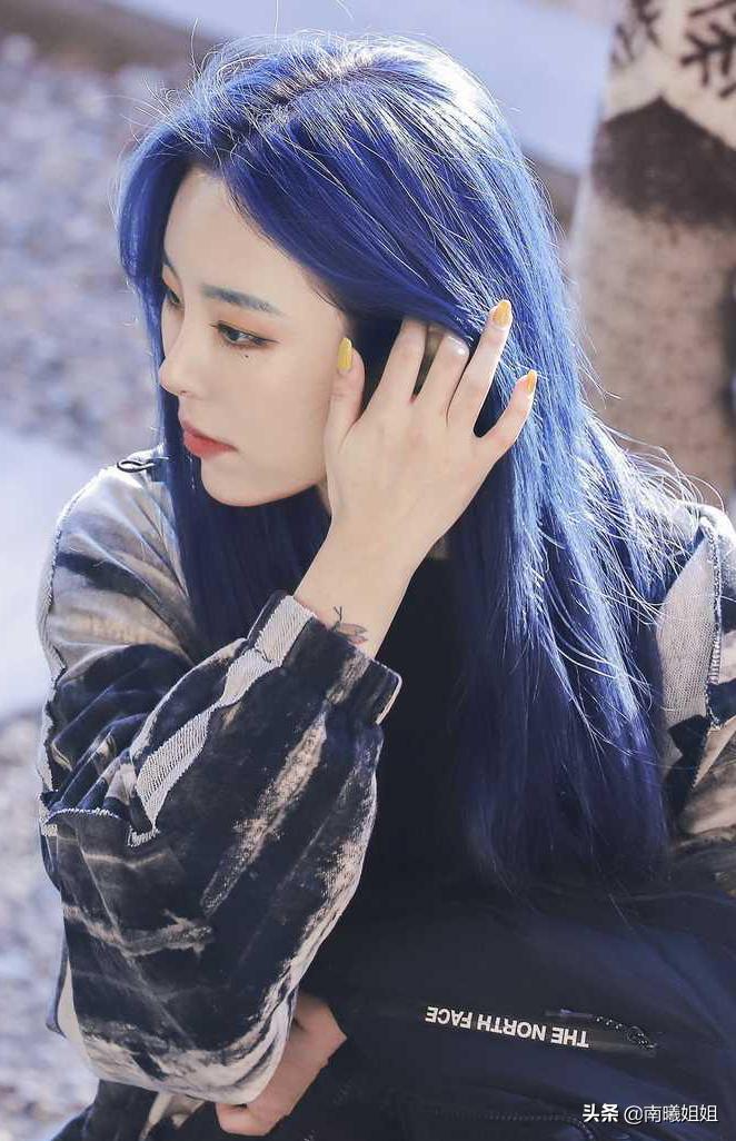 黑茶棕和黑茶灰哪种发色更显白,显白发色这才是真正的黑茶色