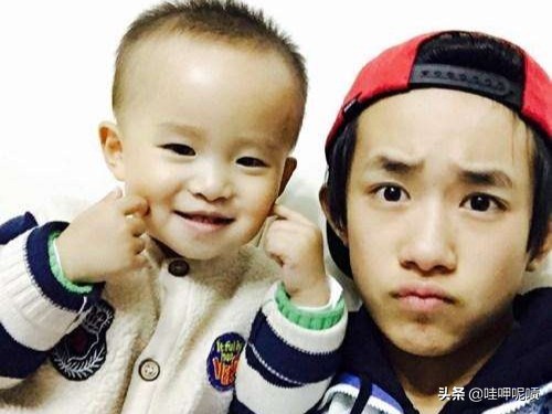易烊千玺和弟弟楠楠现状,易烊千玺楠楠爸妈