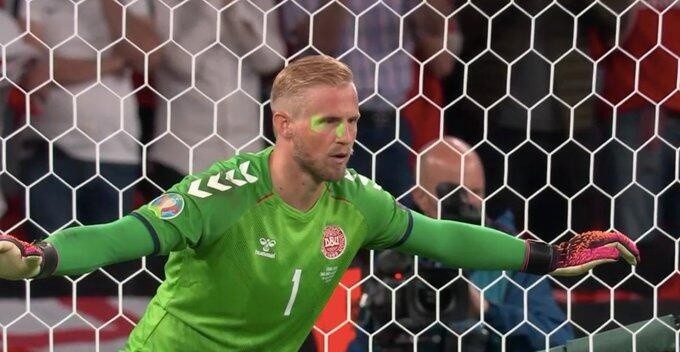 裁判巨大失误！斯特林造点瞬间，场上出现2个足球，丹麦队被黑了