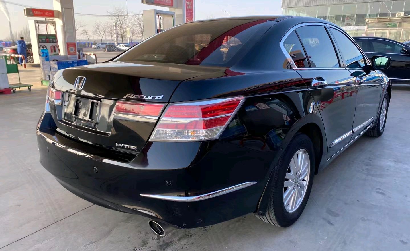 小伙花1万块钱买了一辆二手车,小伙花9万买了台国产车