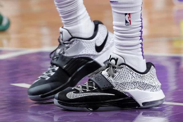 NBA黑人月配色球鞋