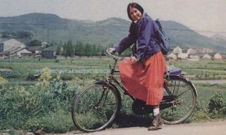 三毛：你是我们幻想的那片诗与远方，开在荒漠里的繁花，生日快乐