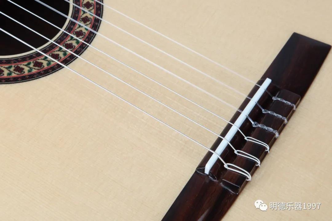 怎么让木吉他更软,怎么自己调整吉他