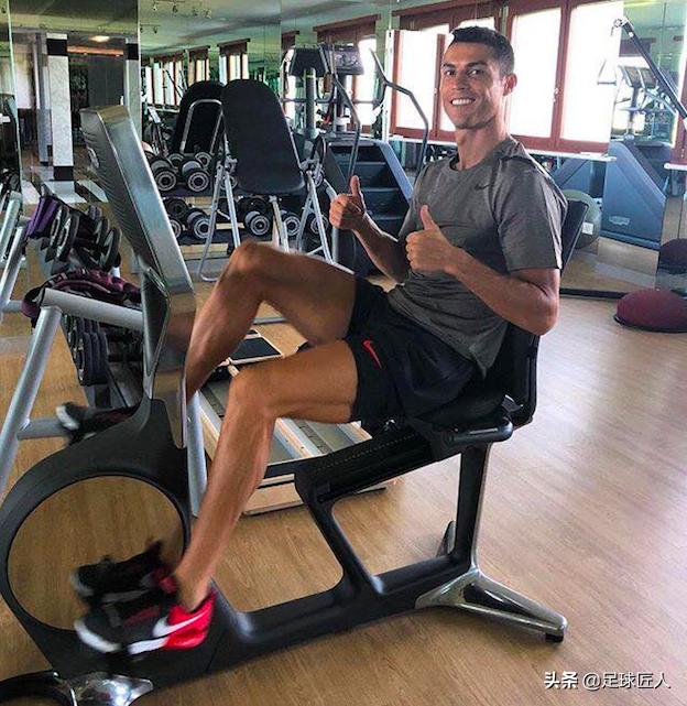 c罗和乔治娜穿尤文队服颁奖合影,c罗尤文乔治娜